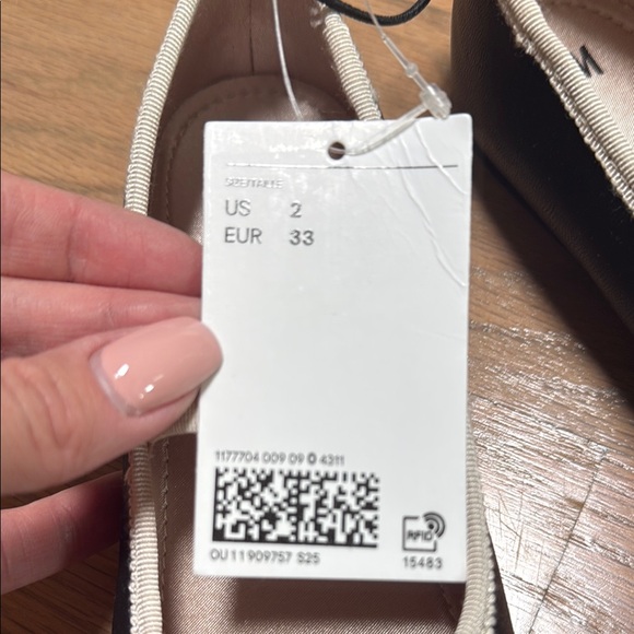 H&M Black and White Dress Shoes with Classic Design - Picture 4 of 5